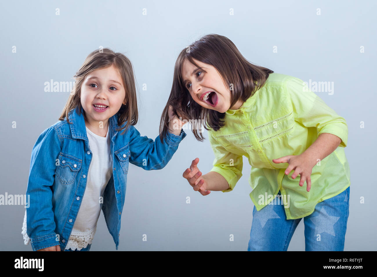 Konflikt zwischen Schwestern, jüngere Schwester zieht das Haar ältere Schwester. Stockfoto