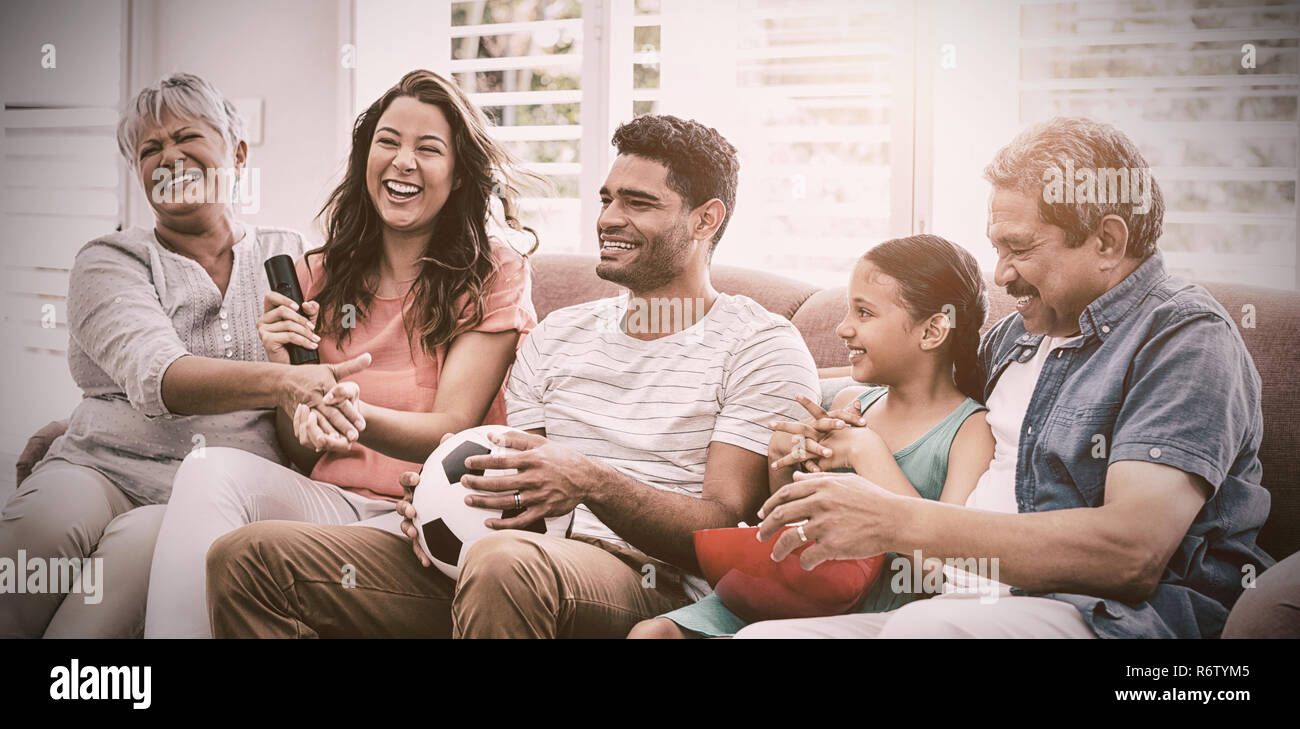 Glücklich-Mehrgenerationen Familie beobachten Fußballspiel im Fernsehen im Wohnzimmer Stockfoto