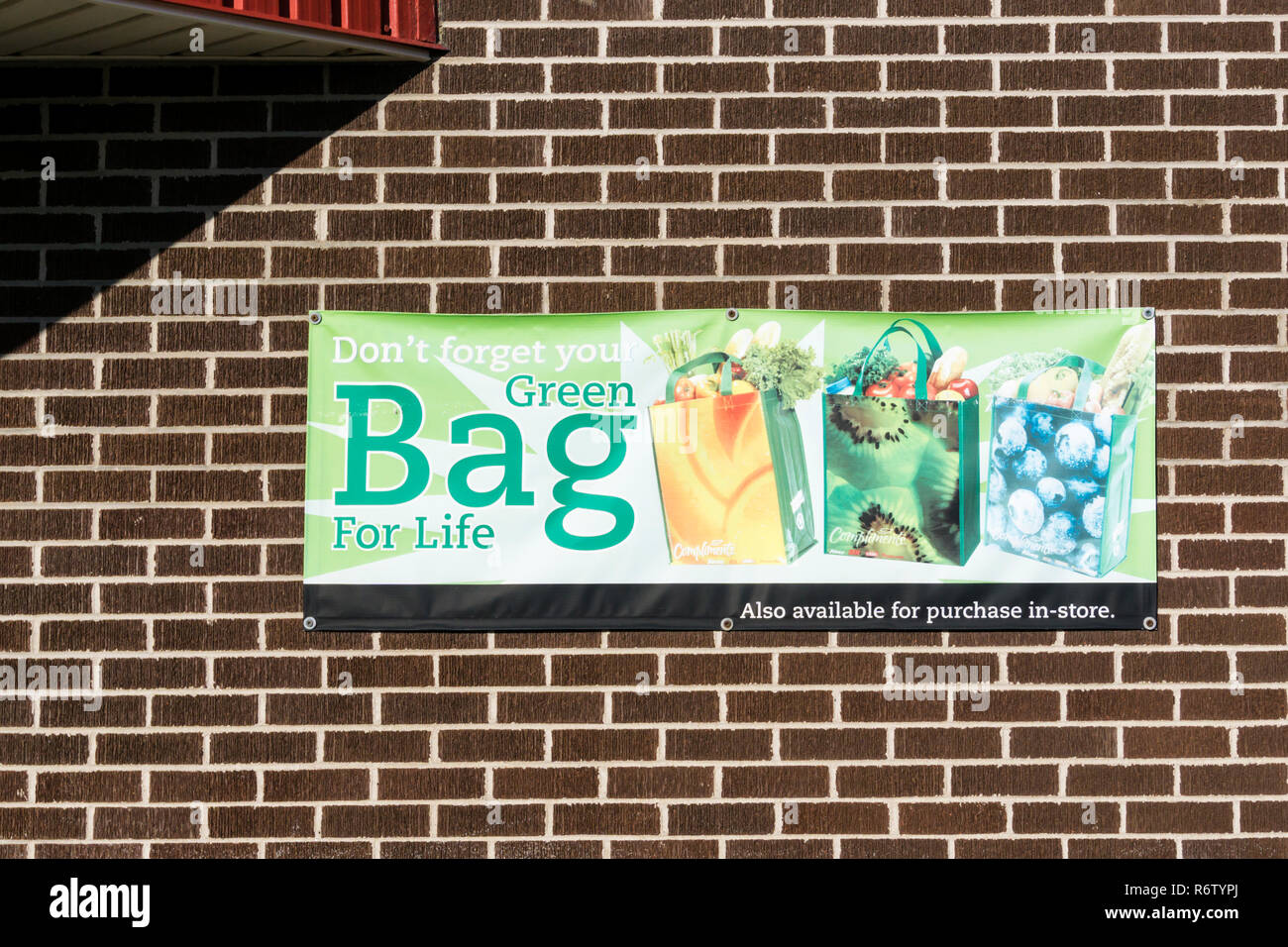 Vergessen Sie nicht, Ihre grüne Tasche für's Leben Zeichen an der Wand eines kanadischen Supermarkt. Stockfoto