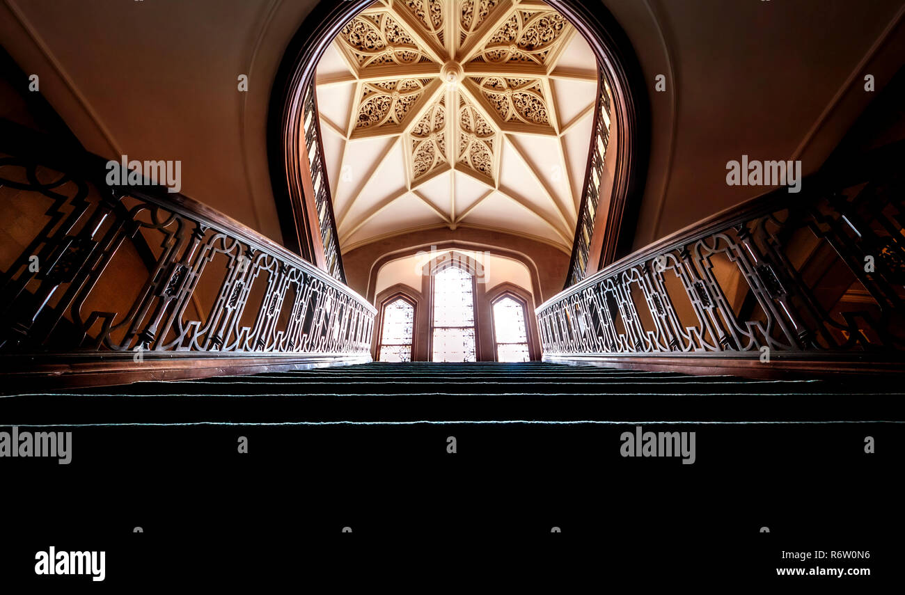 Eine Treppe führt zu einer aufwendig gestaltete Aerolian Orgel Rippe vault an Callanwolde Fine Arts Center in Atlanta, Georgia. Stockfoto