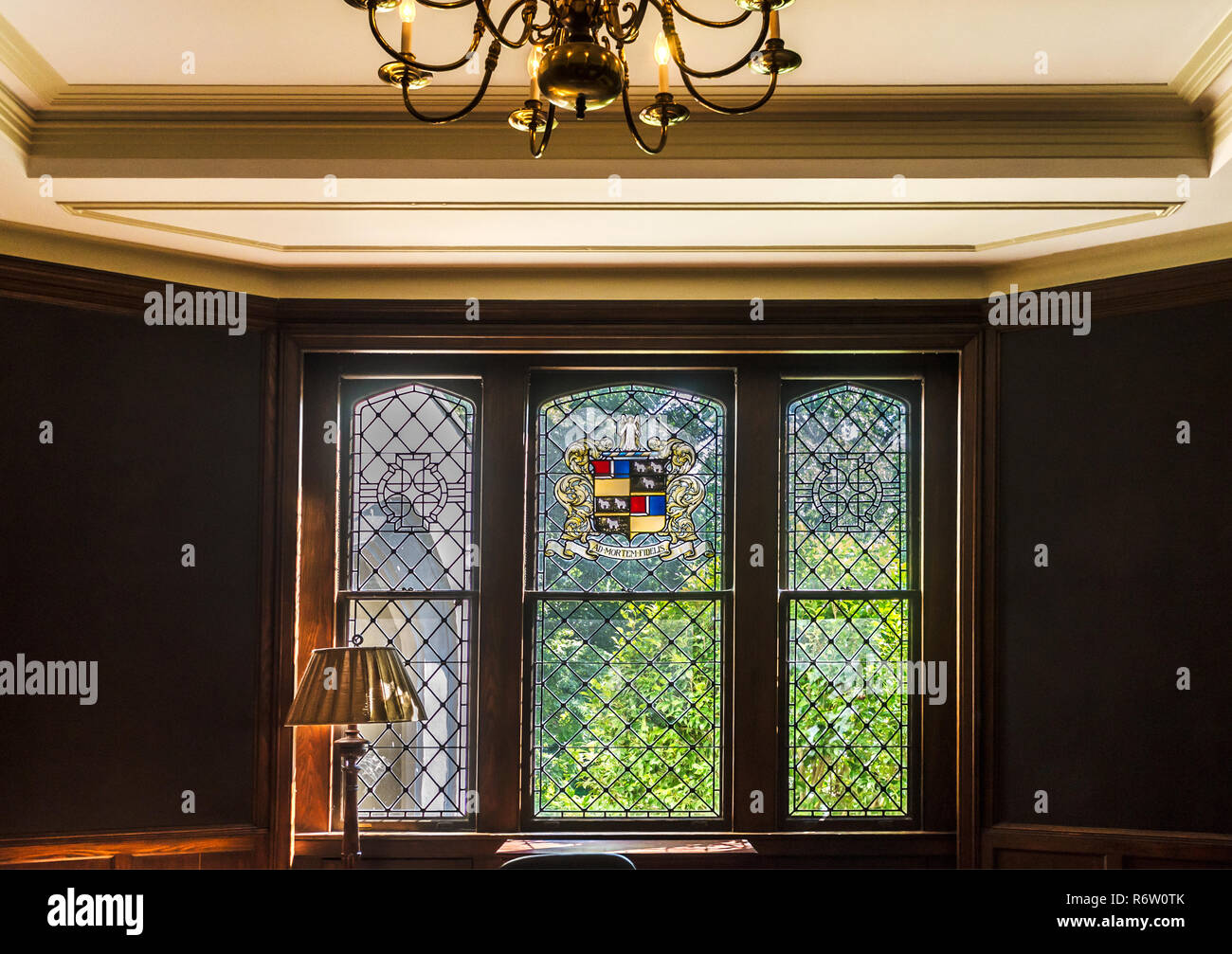 Ein Glasfenster mit einem familienwappen an Callanwolde Fine Arts Center in Atlanta, Georgia. Stockfoto