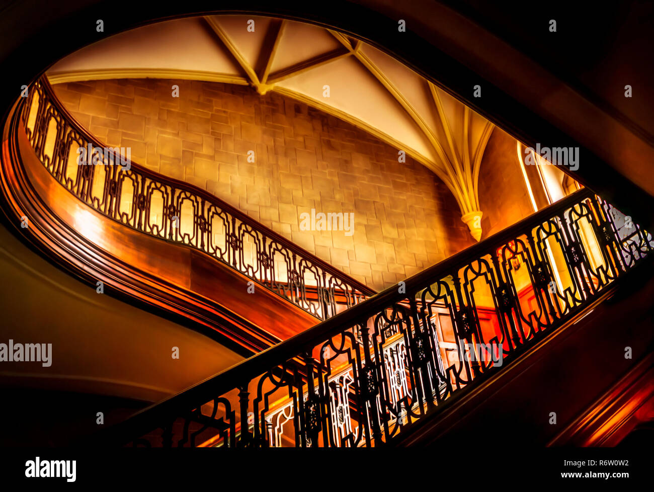 Eine reich verzierte Treppe führt in die obere Etage des Callanwolde Fine Arts Center, die innerhalb einer 27.000 Quadratfuß Gothic-Tudor Revival Herrenhaus untergebracht ist Stockfoto