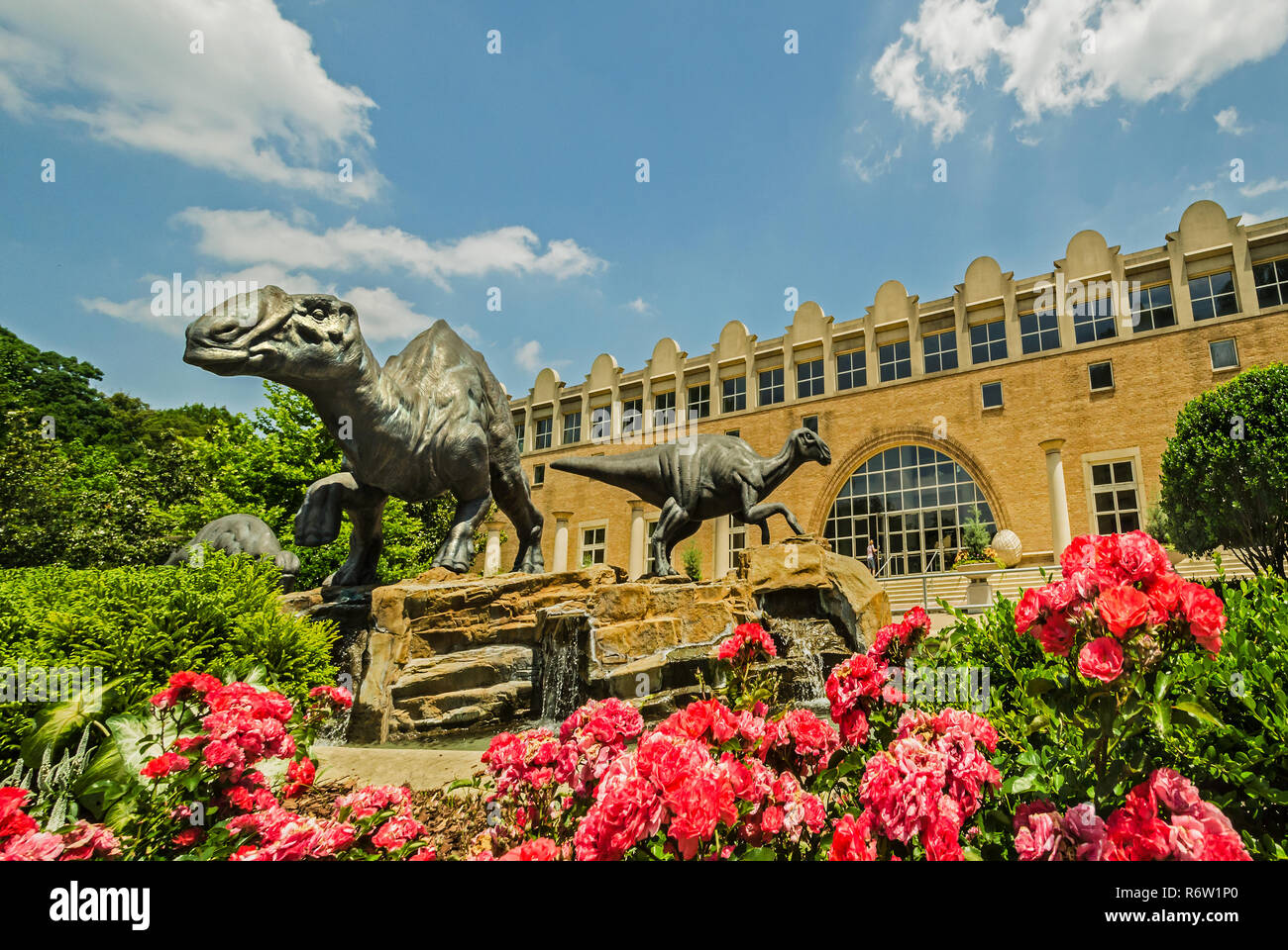 Eine Familie aus Bronze Dinosaurier - lophorhothon atopus - frolics in der Dinosaurier Plaza in Fernbank Museum of Natural History, in Atlanta, Georgia. Stockfoto