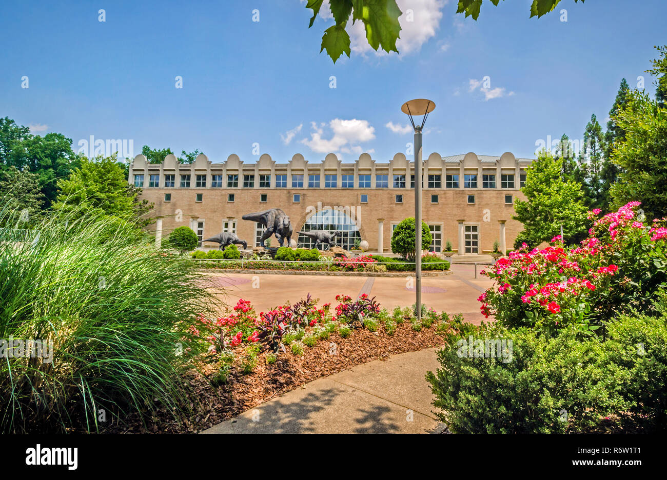Ein Garten Weg führt zum fernbank Museum of Natural History, in Atlanta, Georgia, 23. Mai 2014. Stockfoto