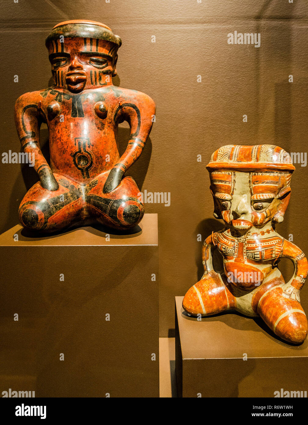Keramik Costa Rica weibliche Figuren, sowohl mächtige Schamanen, an der Michael C. Carlos Museum an der Emory University in Atlanta, Georgia angezeigt. Stockfoto