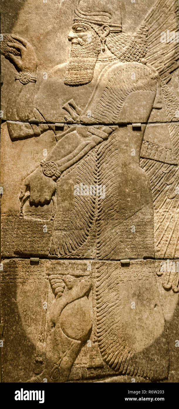 Ein Stein orthostat, an der Wand oder an der Decke, verfügt über eine geflügelte Gottheit am Michael C. Carlos Museum an der Emory Universität, 8. Juli 2014 in Atlanta, Georgia. Stockfoto