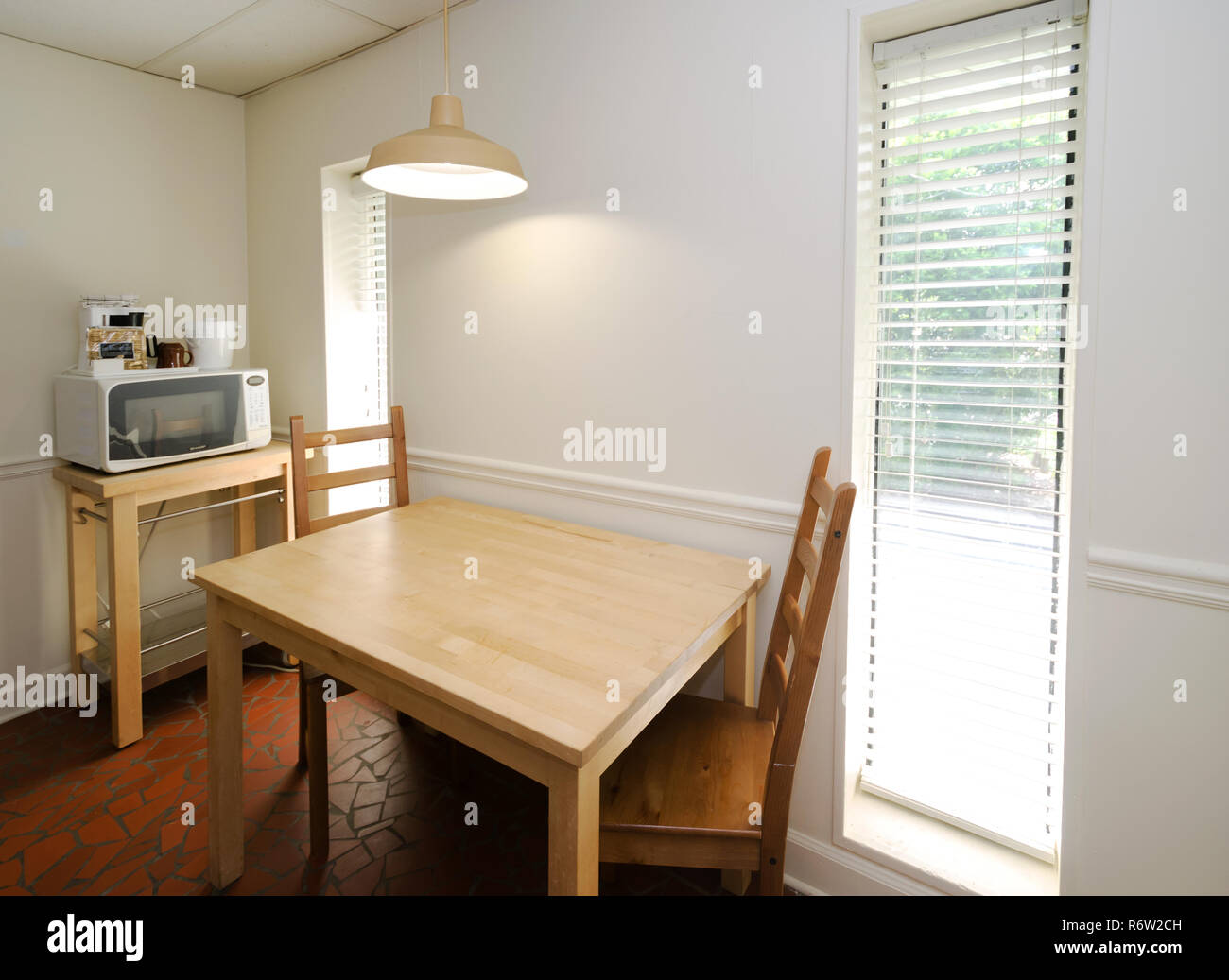 Die Küche ist klein, aber funktional im Gästehaus im University Inn, ein familiengeführtes Hotel in der Nähe von der Emory University in Atlanta, Georgia. Stockfoto