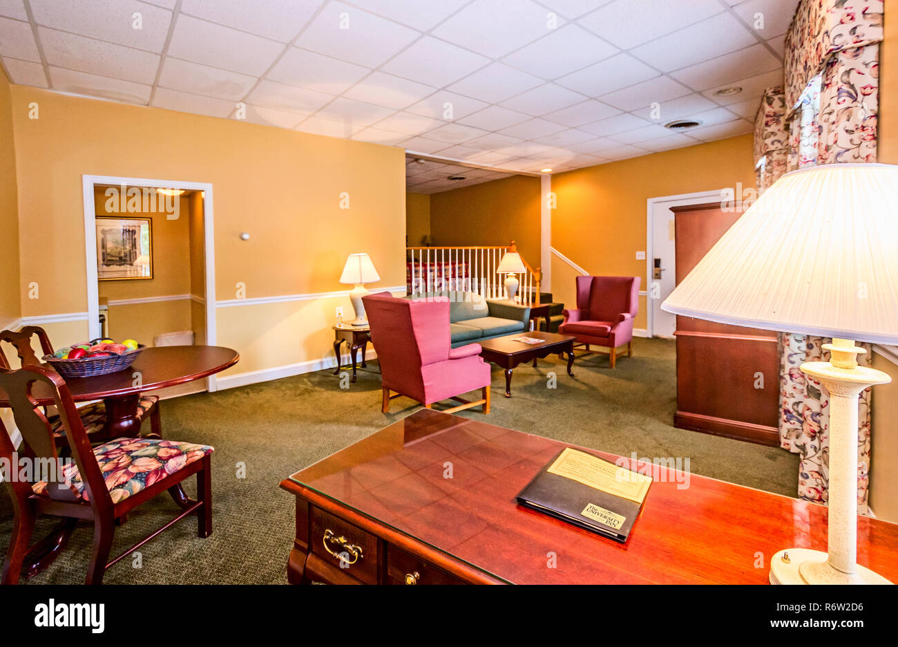 Das Wohnzimmer ist geräumig im University Inn, ein familiengeführtes Hotel in der Nähe von der Emory University in Atlanta, Georgia, 29. Mai 2014. Stockfoto Das Wohnzimmer ist geräumig im University Inn, ein familiengeführtes Hotel in der Nähe von der Emory University in Atlanta, Georgia, 29. Mai 2014. Stockfoto