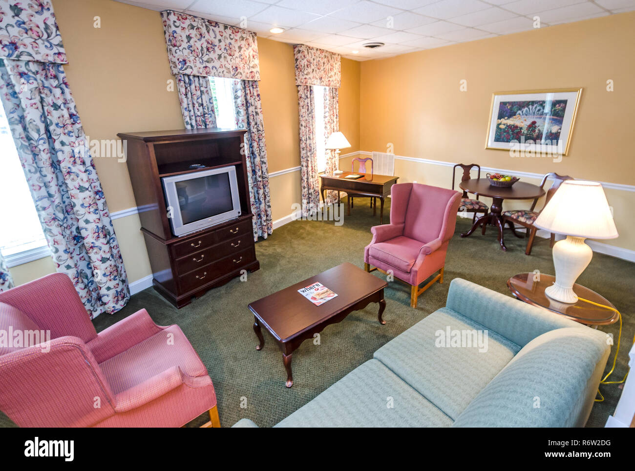 Das Wohnzimmer ist geräumig im University Inn, ein familiengeführtes Hotel in der Nähe von der Emory University in Atlanta, Georgia, 29. Mai 2014. Stockfoto Das Wohnzimmer ist geräumig im University Inn, ein familiengeführtes Hotel in der Nähe von der Emory University in Atlanta, Georgia, 29. Mai 2014. Stockfoto