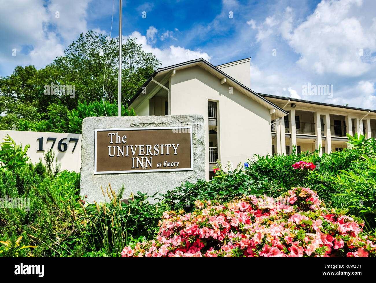 Eine amerikanische Flagge fliegt über University Inn, ein familiengeführtes Hotel in der Nähe von der Emory University in Atlanta, Georgia, 29. Mai 2014. Stockfoto