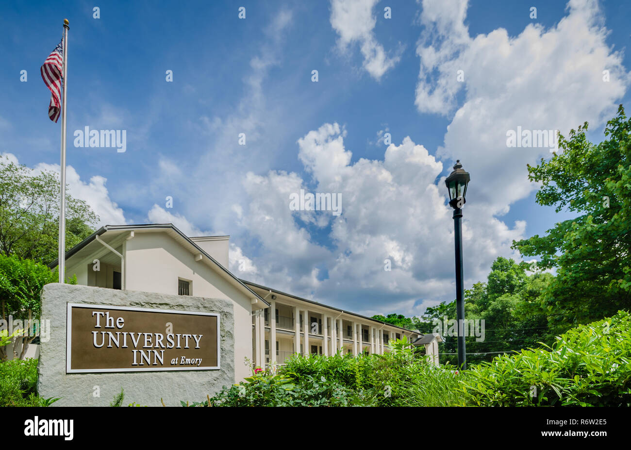 Eine amerikanische Flagge fliegt über University Inn, ein familiengeführtes Hotel in der Nähe von der Emory University in Atlanta, Georgia, 29. Mai 2014. Stockfoto
