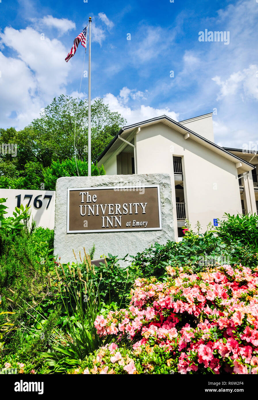 Eine amerikanische Flagge fliegt über University Inn, ein familiengeführtes Hotel in der Nähe von der Emory University in Atlanta, Georgia, 29. Mai 2014. Stockfoto