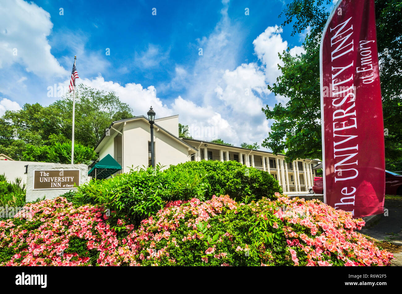 Eine amerikanische Flagge fliegt über University Inn, ein familiengeführtes Hotel in der Nähe von der Emory University in Atlanta, Georgia, 29. Mai 2014. Stockfoto