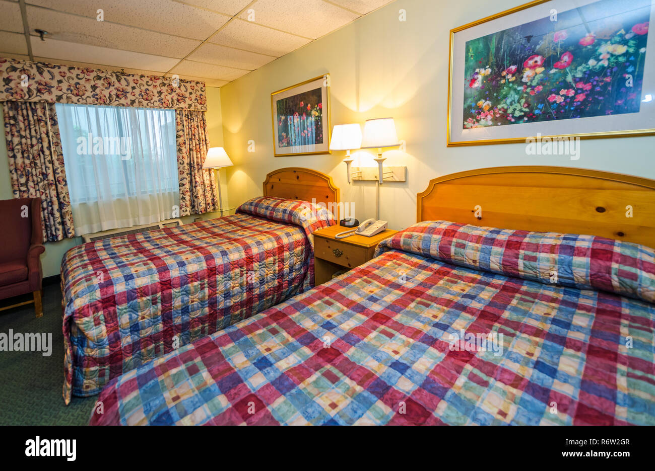Ein Zimmer mit zwei Doppelbetten ist dargestellt im University Inn, ein familiengeführtes Hotel in der Nähe von der Emory University in Atlanta, Georgia, 29. Mai 2014. Stockfoto