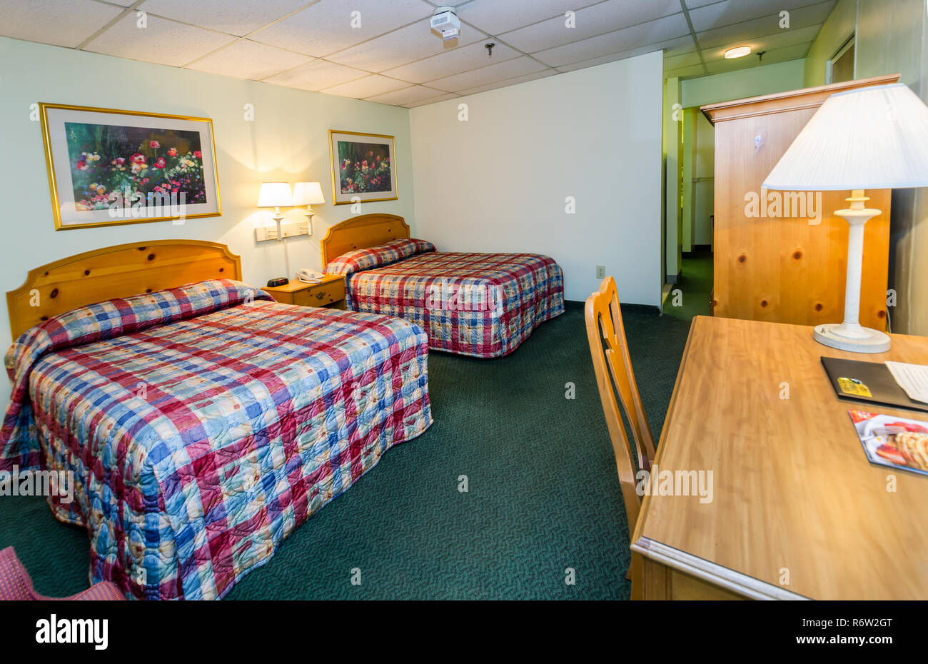 Ein Zimmer mit zwei Doppelbetten ist dargestellt im University Inn, ein familiengeführtes Hotel in der Nähe von der Emory University in Atlanta, Georgia, 29. Mai 2014. Stockfoto