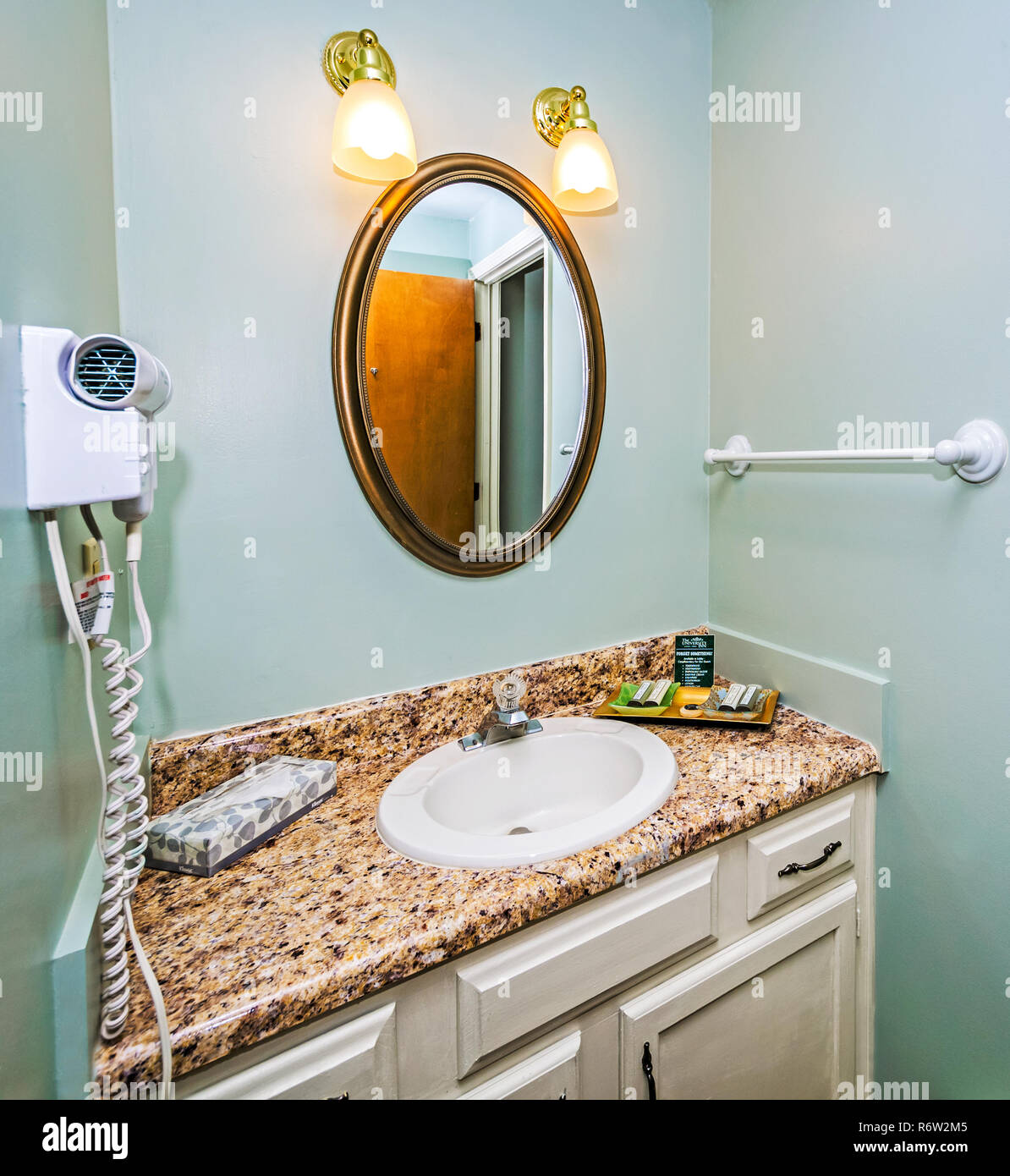 Eine beruhigende Palette begrüßt seine Gäste in einem der Bäder im University Inn, ein familiengeführtes Hotel in der Nähe von der Emory University in Atlanta, Georgia. Stockfoto