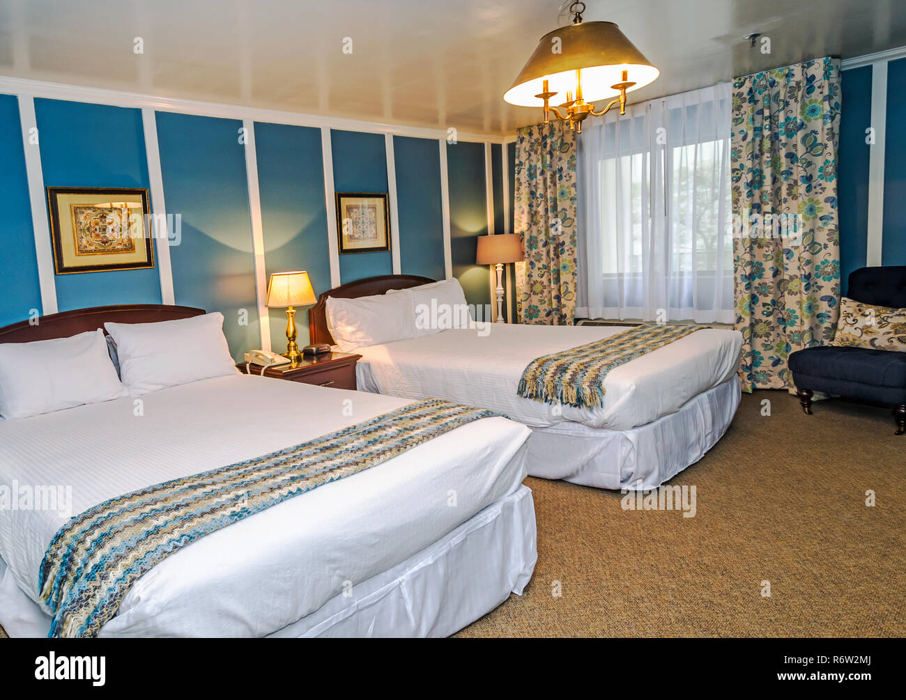 Blaue Wände begrüßen die Gäste in einem der renovierten Zimmer im University Inn, ein familiengeführtes Hotel in der Nähe von der Emory University in Atlanta, Georgia. Stockfoto