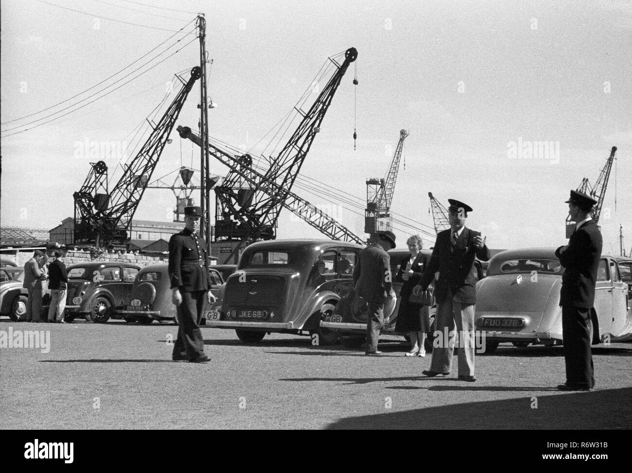 Calais Frankreich 1948 Britische Autos auf Fähren geladen Stockfoto