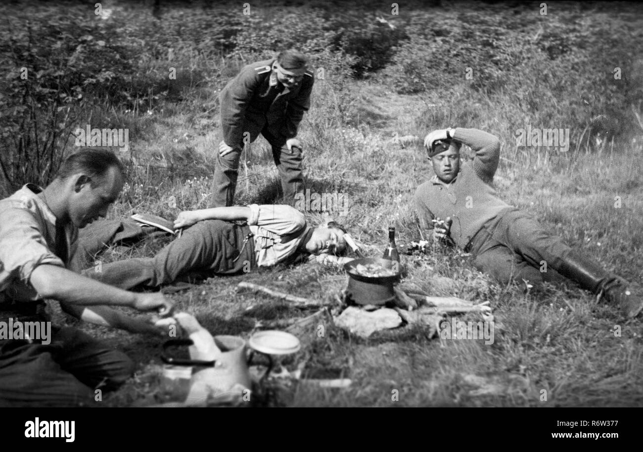 1940 WW2 Bundeswehrsoldaten entspannende Dienstfrei im nördlichen Frankreich Stockfoto