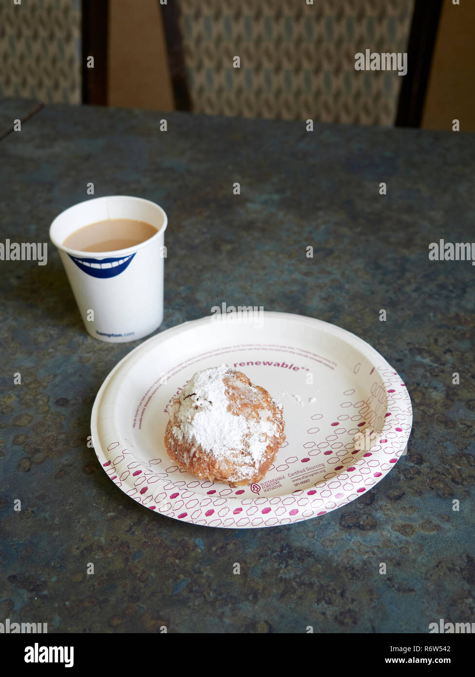 Beignet und Kaffee, einem New Orleans Liebling, am Frühstückstisch im Hampton Inn, in Fairhope Alabama, USA. Stockfoto