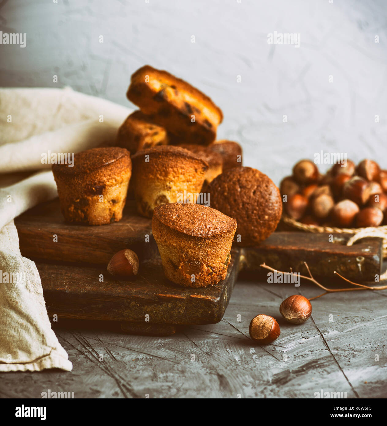 Kleine runde gebackenen Muffins mit trockenem Obst und Rosinen Stockfoto