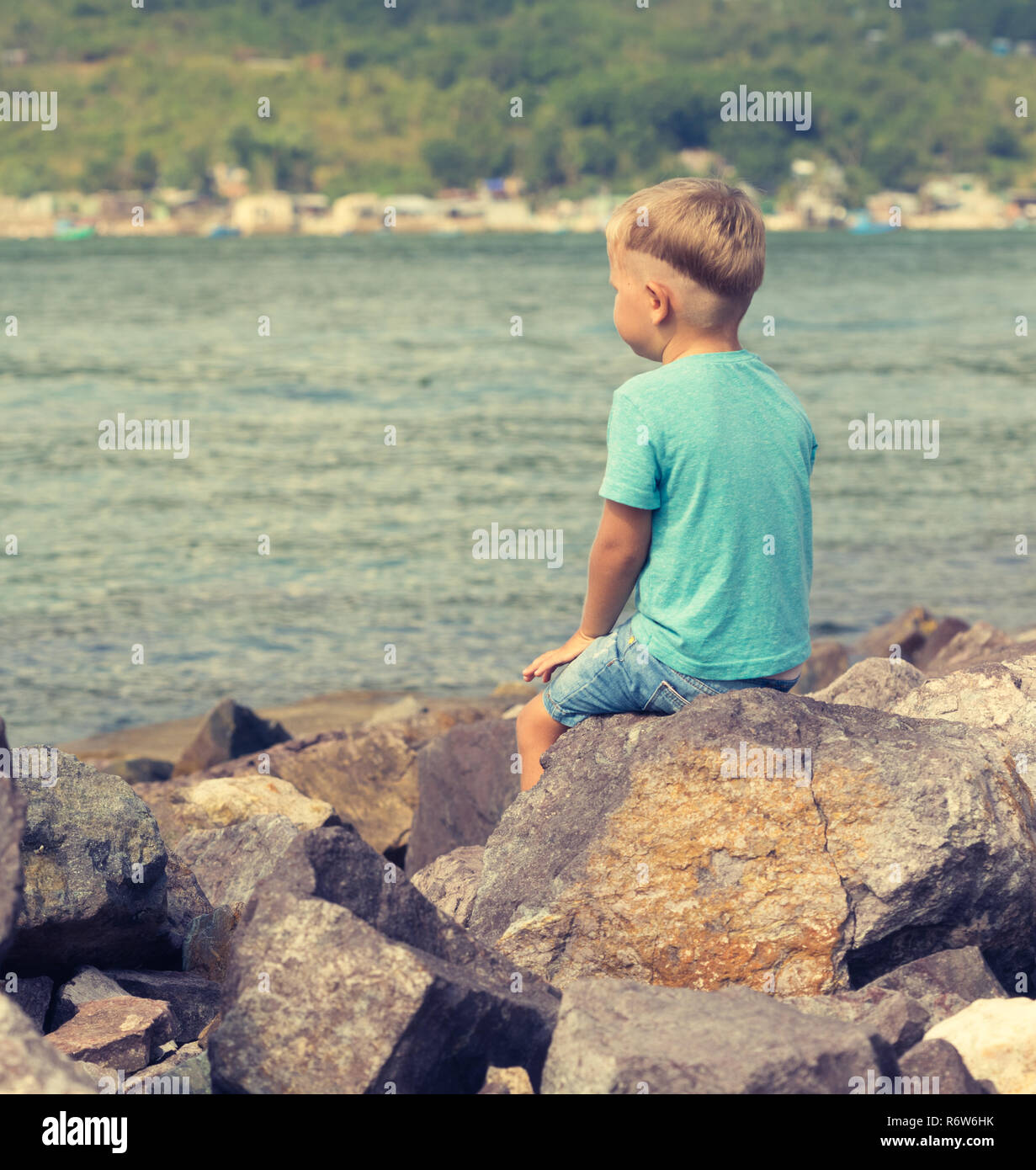 Cute kaukasischen Jungen an der Küste Stockfoto