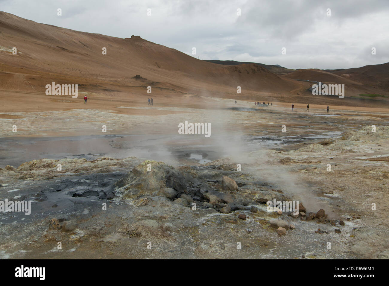 Touristen zu Fuß rund um die geothermale Region an Hverir, Namafjall, Island Stockfoto