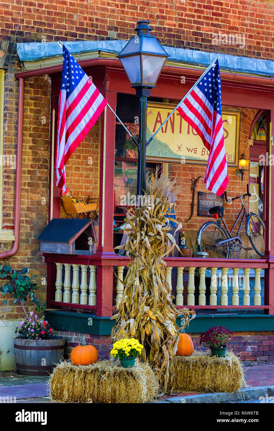 Erwin, Tennessee, USA - 24. Oktober 2018: die Schwestern' Reihe Haus eines der ältesten Ziegelbauten in Erwin im Jahr 1820 gebaut. Diese Zeile Haus h Stockfoto