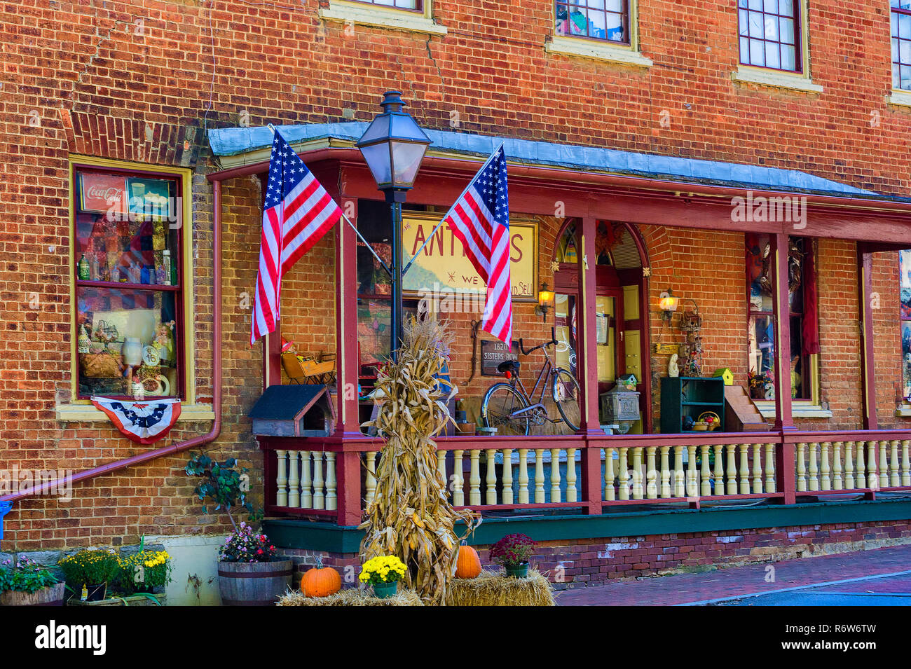 Erwin, Tennessee, USA - 24. Oktober 2018: die Schwestern' Reihe Haus eines der ältesten Ziegelbauten in Erwin im Jahr 1820 gebaut. Diese Zeile Haus h Stockfoto