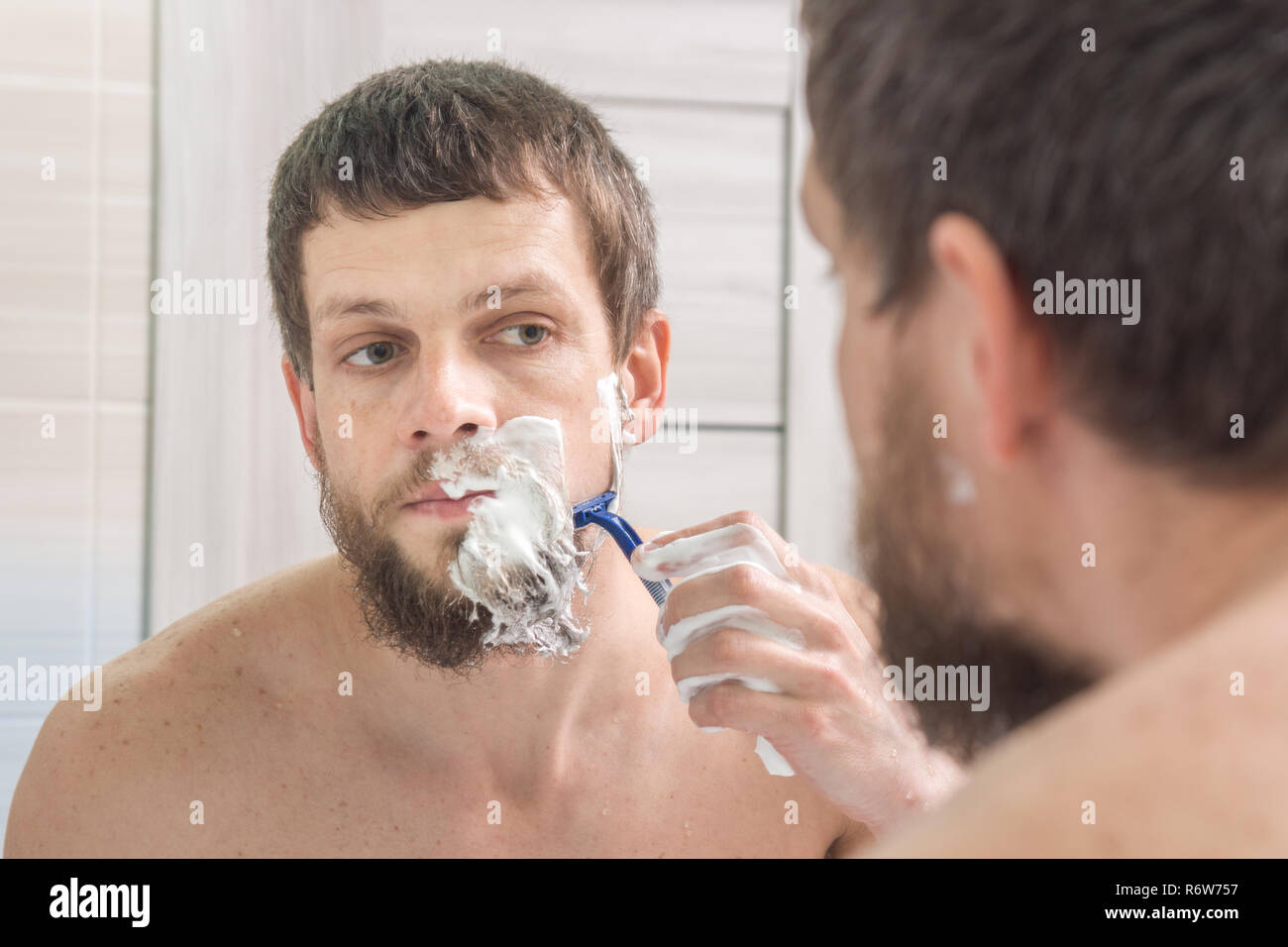 Ein Mann rasiert sich den Bart sehr starke Stockfoto