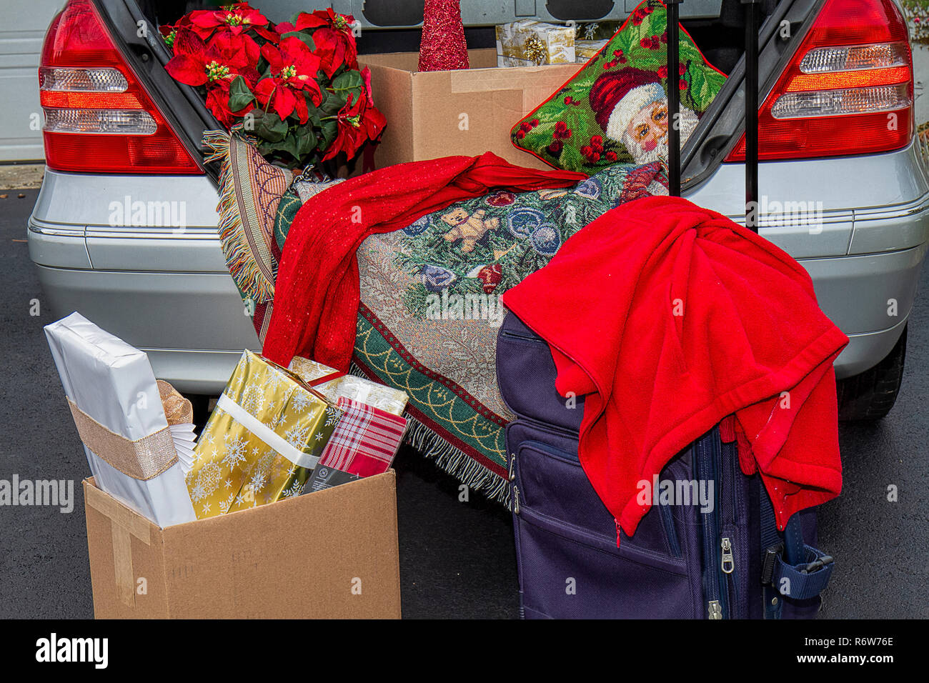 Verpackung Stamm von Auto mit Weihnachtsgeschenke für Urlaub Reisen Stockfoto