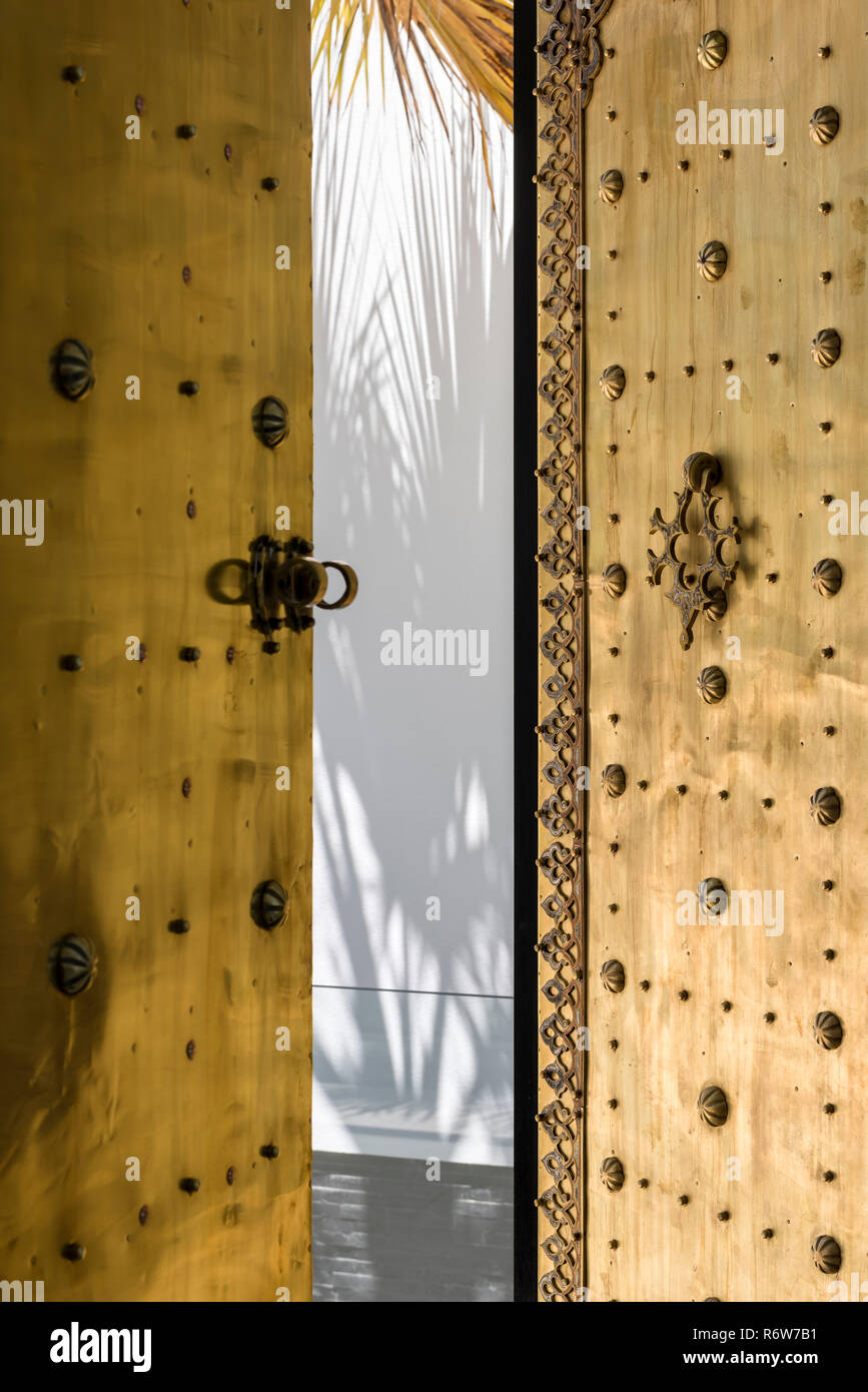 Dekorative marokkanische Messing Tür für moderne Villa in Quinta do Lago Stockfoto