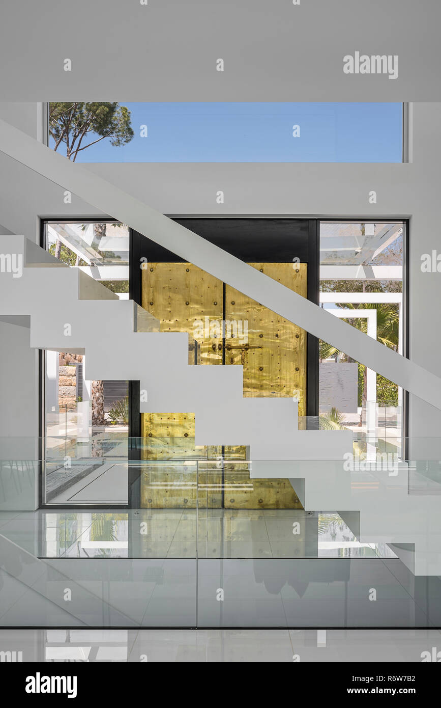 Doppelte Höhe Treppe und Eingang mit Gold Doppel Türen in neue Villa bauen, Quinta do Lago Stockfoto