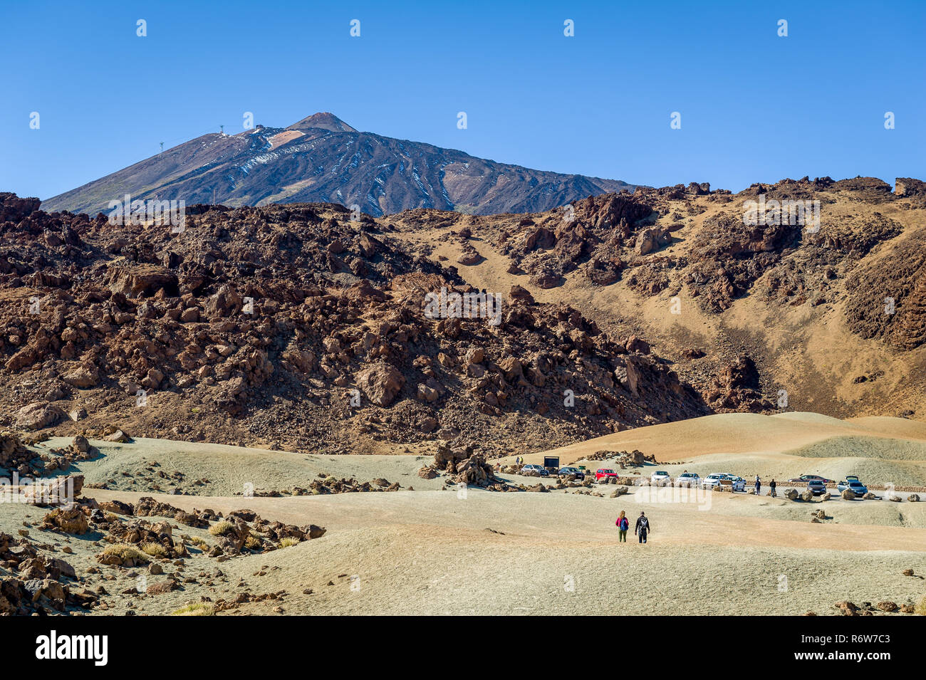 Touristen wandern in der vulkanischen Wüste Insel Teneriffa mit dem Teide im Hintergrund. Kanarische Inseln, Spanien. Stockfoto