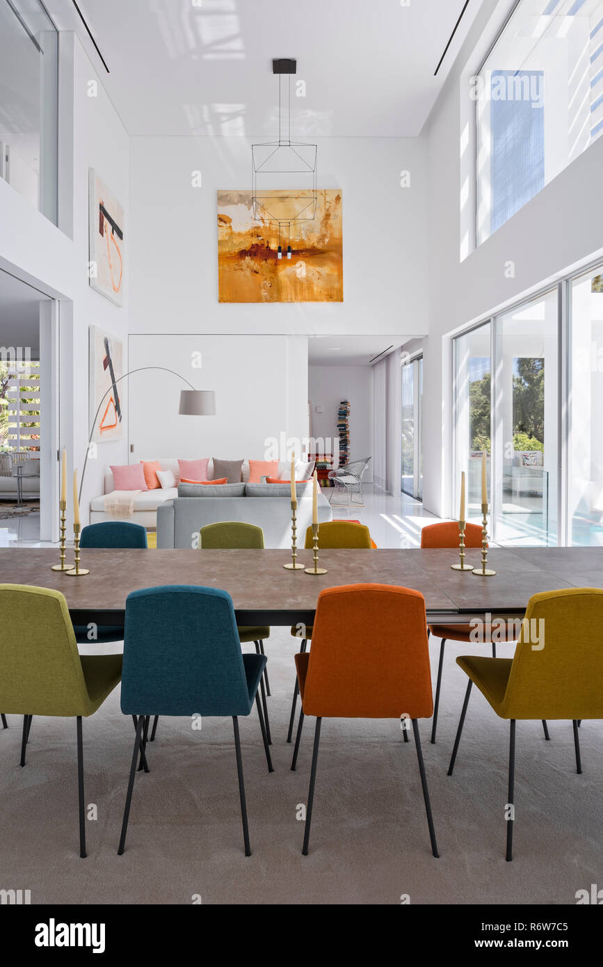 Bunte Stühle im Esszimmer Stühle am Tisch in offenen doppelte Höhe neue  Villa bauen, Quinta do Lago Stockfotografie - Alamy