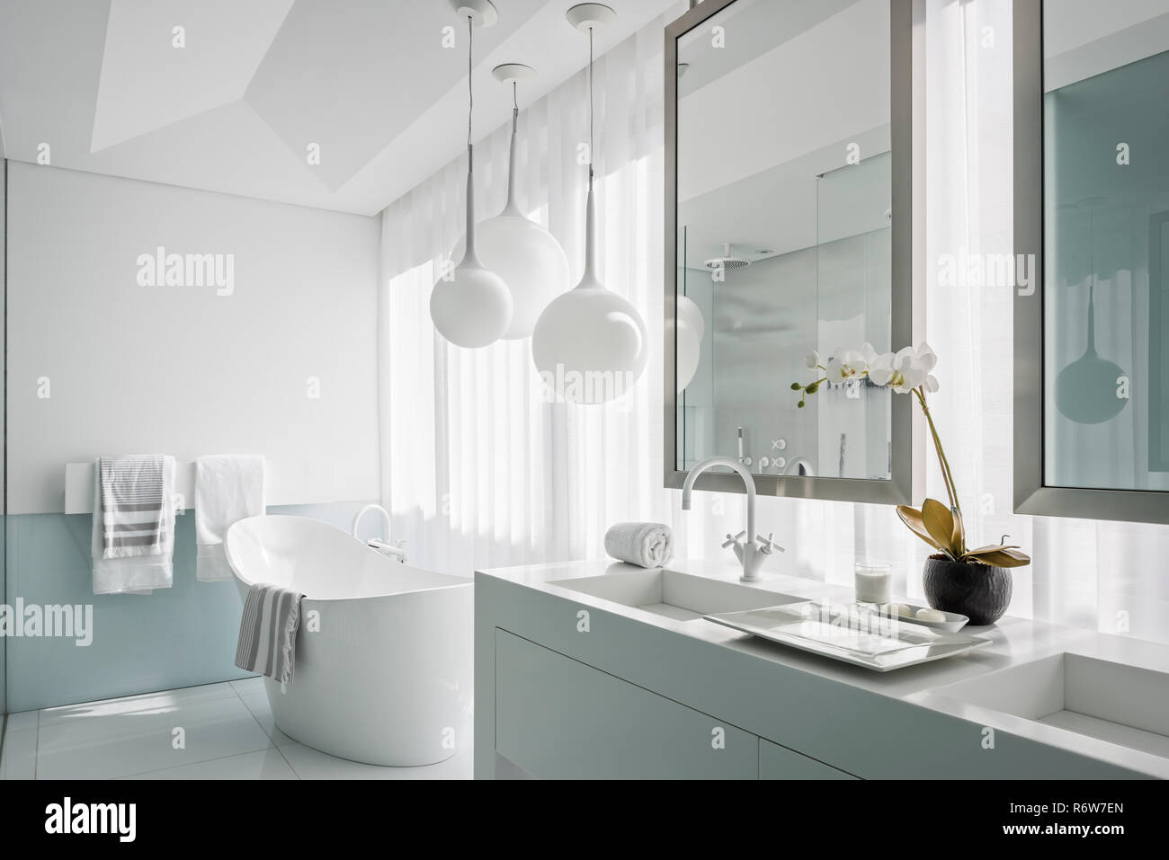 Freistehende Badewanne am Fenster mit weißen Anhänger Farbtöne in neuen Villa bauen, Quinta do Lago Stockfoto