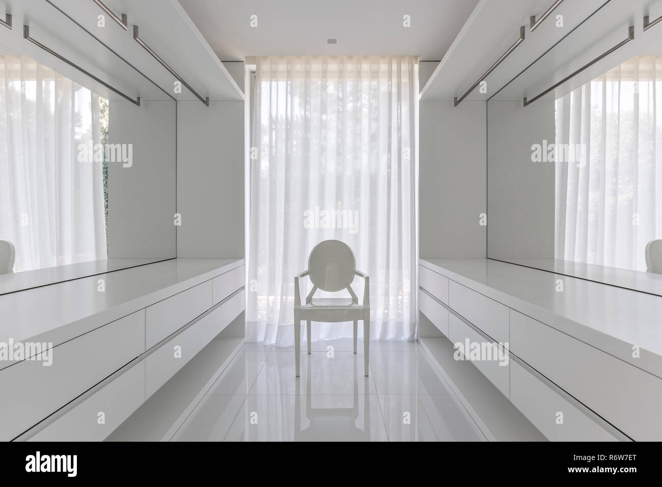 Philippe Starck weiß emaillierten Stuhl im Ankleidezimmer mit großen Spiegeln, neue Villa bauen, Quinta do Lago Stockfoto