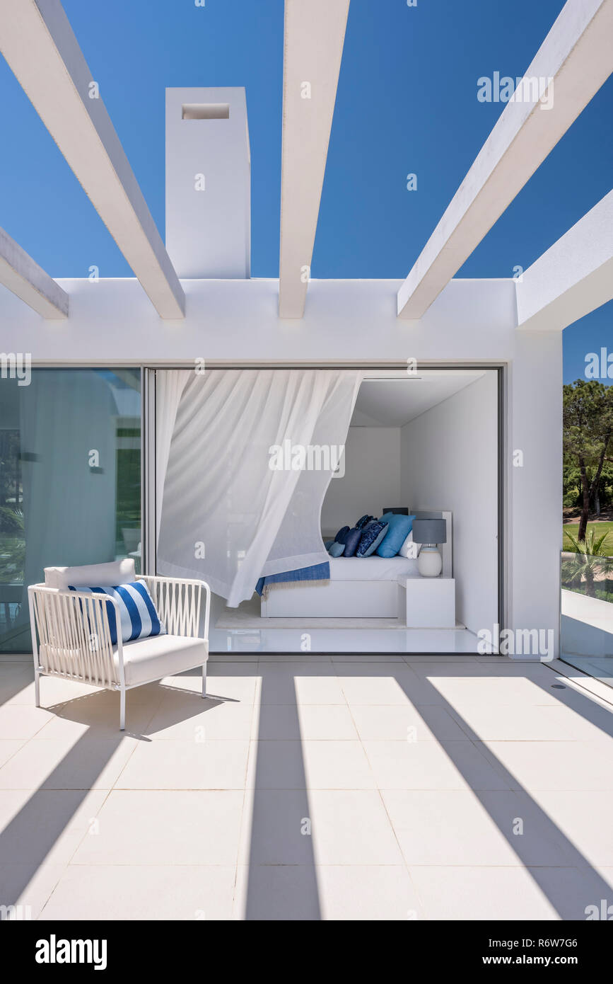 Große Terrasse Sessel mit Blick ins Schlafzimmer der Villa bauen, Quinta do Lago Stockfoto
