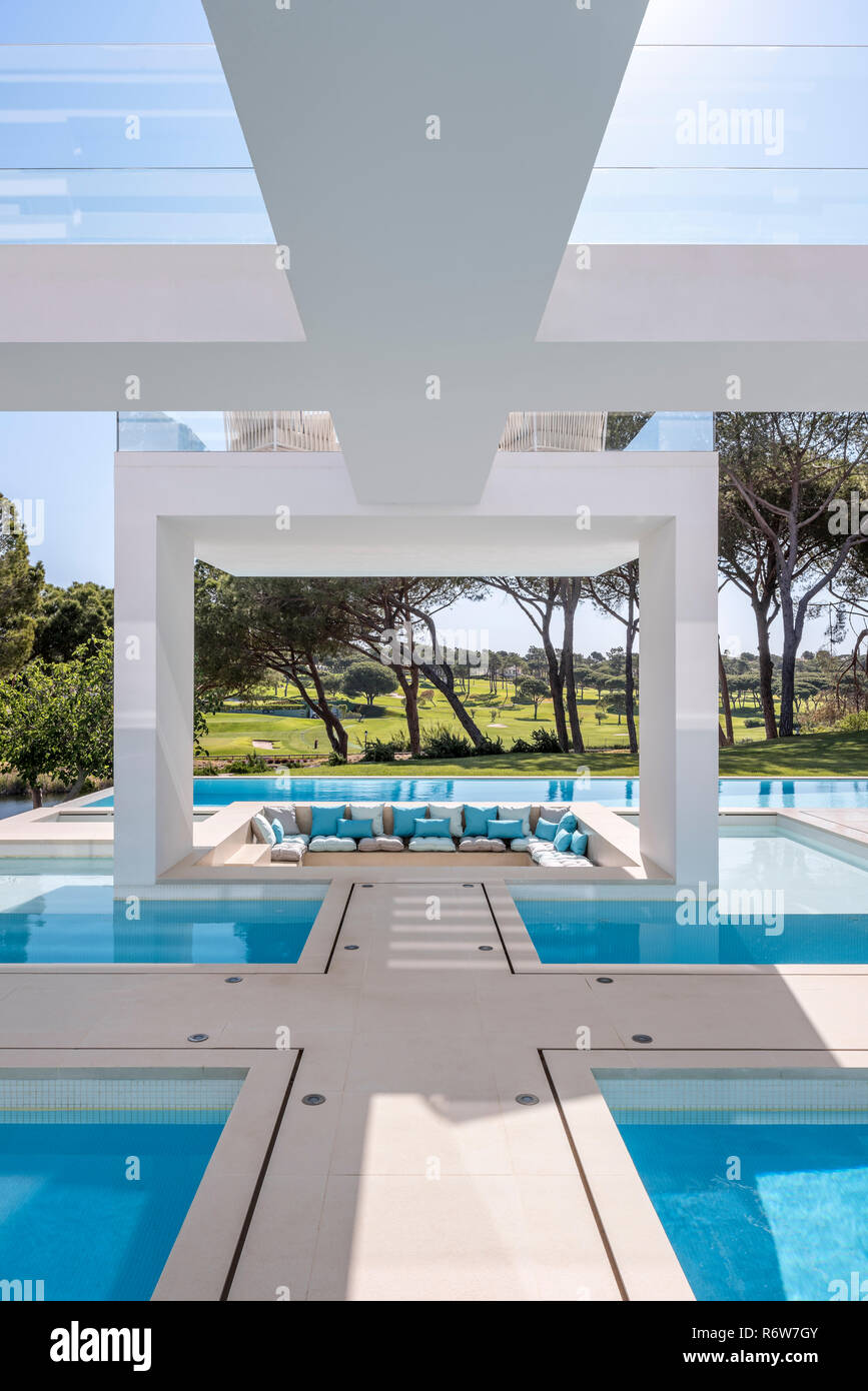 Versunkene Sitzecke unter Pools von Wasser und schattigen Strukturen der neuen Villa bauen, Quinta do Lago Stockfoto