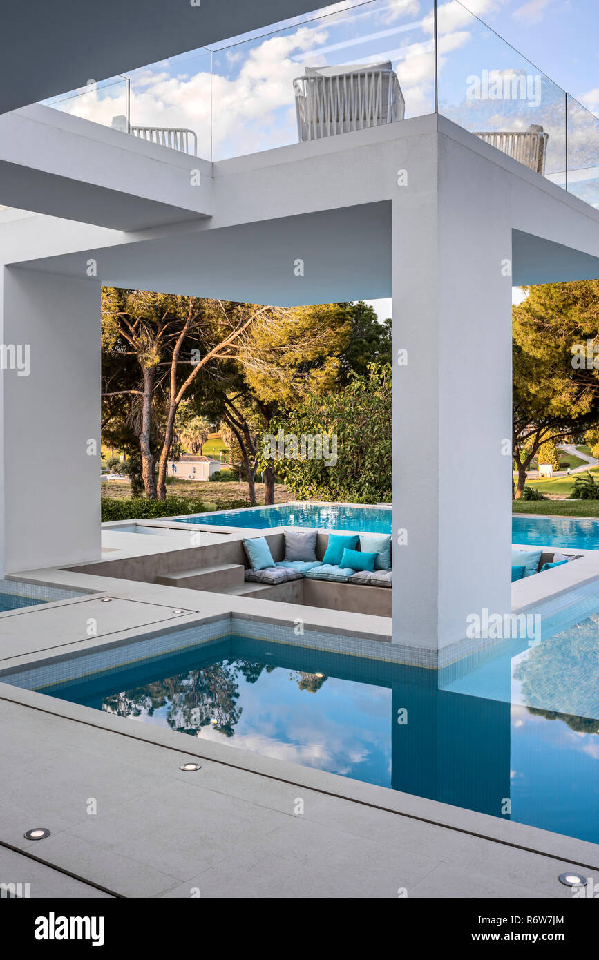 Versunkene Sitzecke unter Pools von Wasser und schattigen Strukturen der neuen Villa bauen, Quinta do Lago Stockfoto