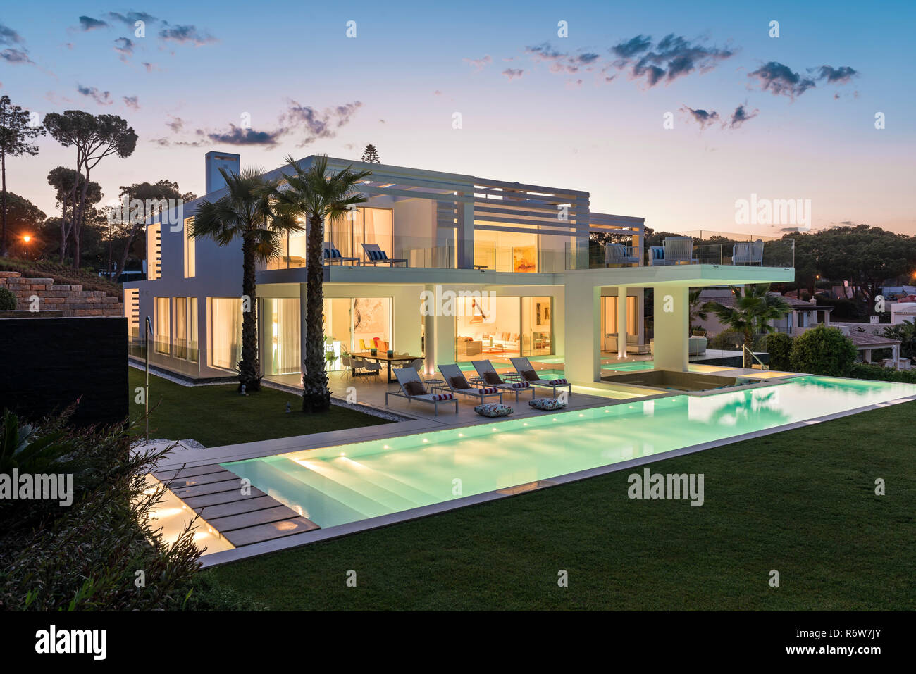 Beleuchtete Fassade Neubau Villa und Pool, Quinta do Lago Stockfoto