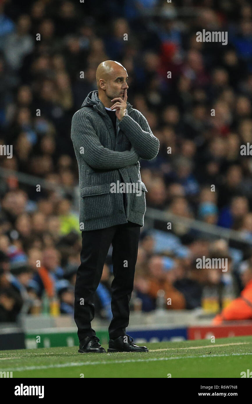 7. November 2018, das Etihad Stadium, London, England, UEFA Champions League, Manchester City v Shakhtar Donetsk; Pep Guardiola Manager von Manchester City Blick auf seine Seite 1-0 bis Gutschrift: Mark Cosgrove/News Bilder Stockfoto