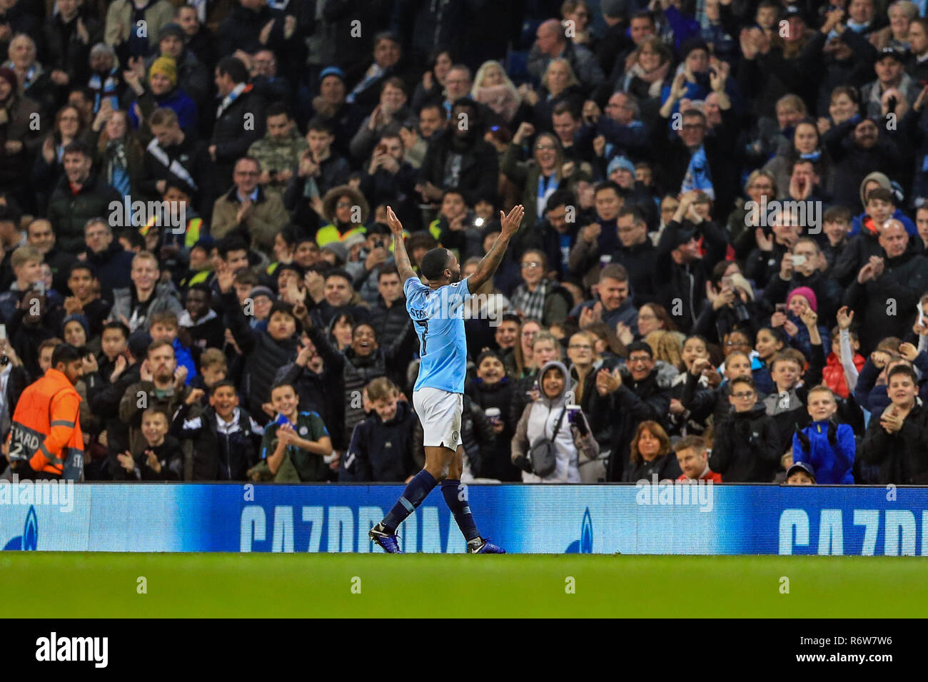 7. November 2018, das Etihad Stadium, London, England, UEFA Champions League, Manchester City v Shakhtar Donetsk; Raheem Sterling (07) von Manchester City feiert sein Ziel mit den Fans es 3-0 Credit: Mark Cosgrove/News Bilder zu machen Stockfoto