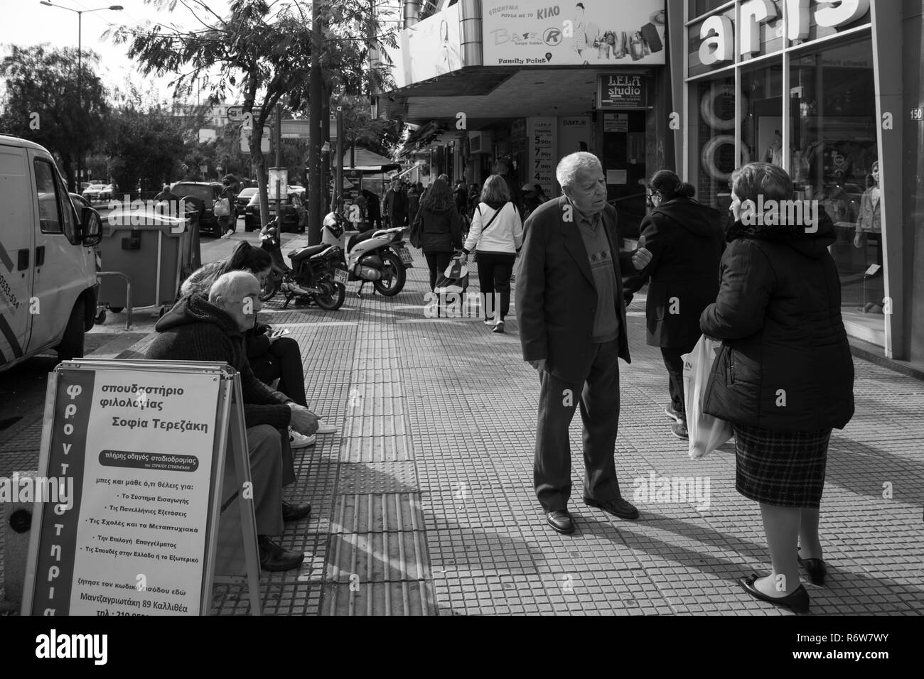 Senioren sind ein Gespräch auf dem Bürgersteig in Kallithea Vorort, Athen, Griechenland. Stockfoto