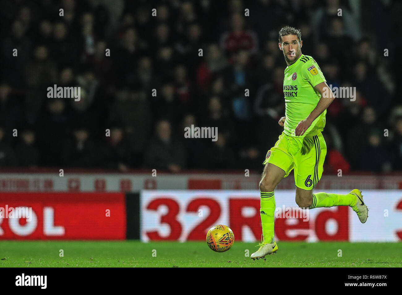 27. November 2018, Griffin Park, London, England; Sky Bet Meisterschaft, Brentford v Sheffield United; Chris Basham (6) von Sheffield United in Aktion Quelle: Romena Fogliati/News Bilder, Englische Fußball-Liga bilder DataCo Lizenz unterliegen. Stockfoto