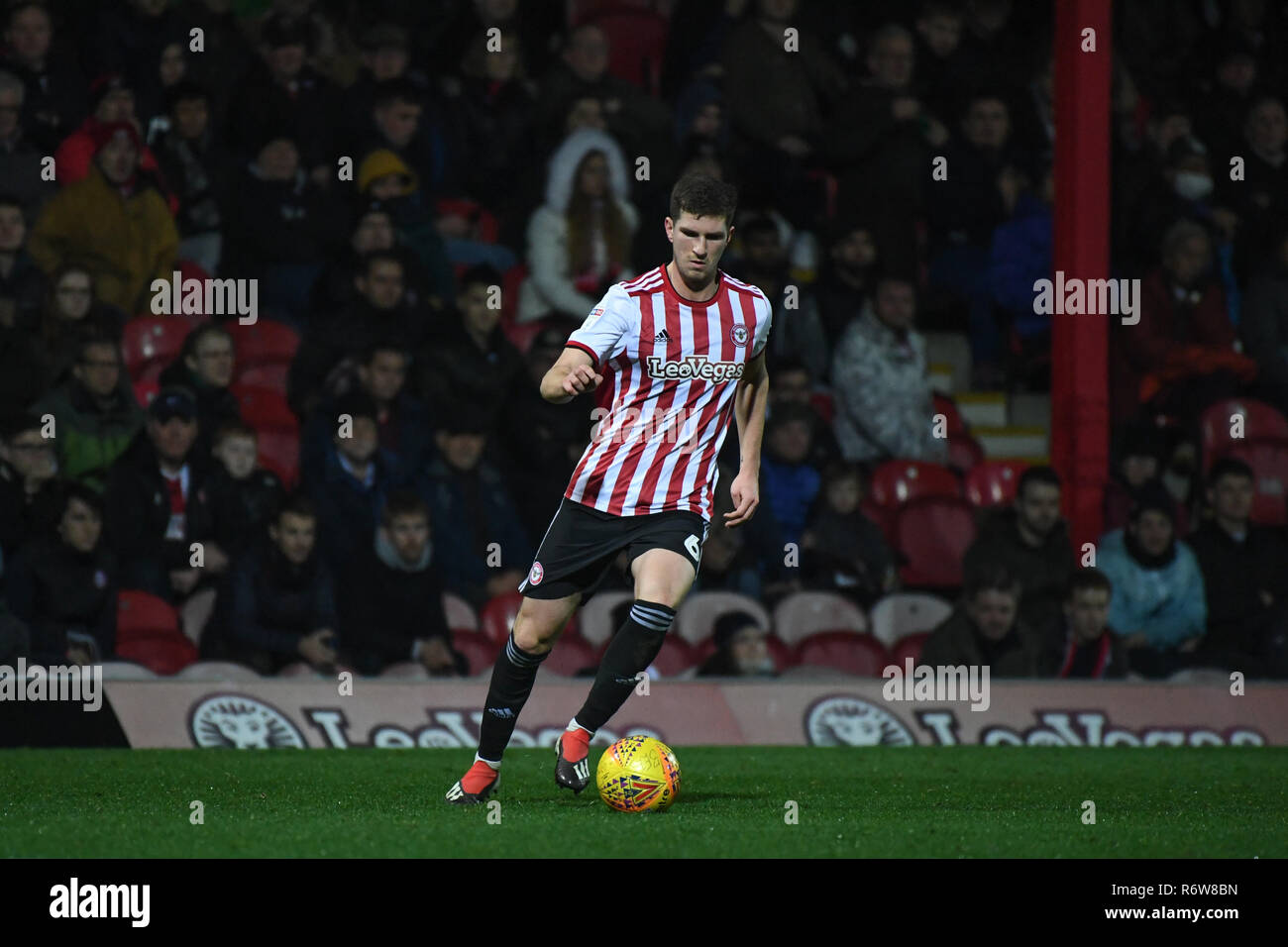 27. November 2018, Griffin Park, London, England; Sky Bet Meisterschaft, Brentford v Sheffield United; Chris Mepham (06) von Brentford läuft mit dem Ball Credit: Phil Westlake/News Bilder, Englische Fußball-Liga Bilder unterliegen DataCo Lizenz Stockfoto