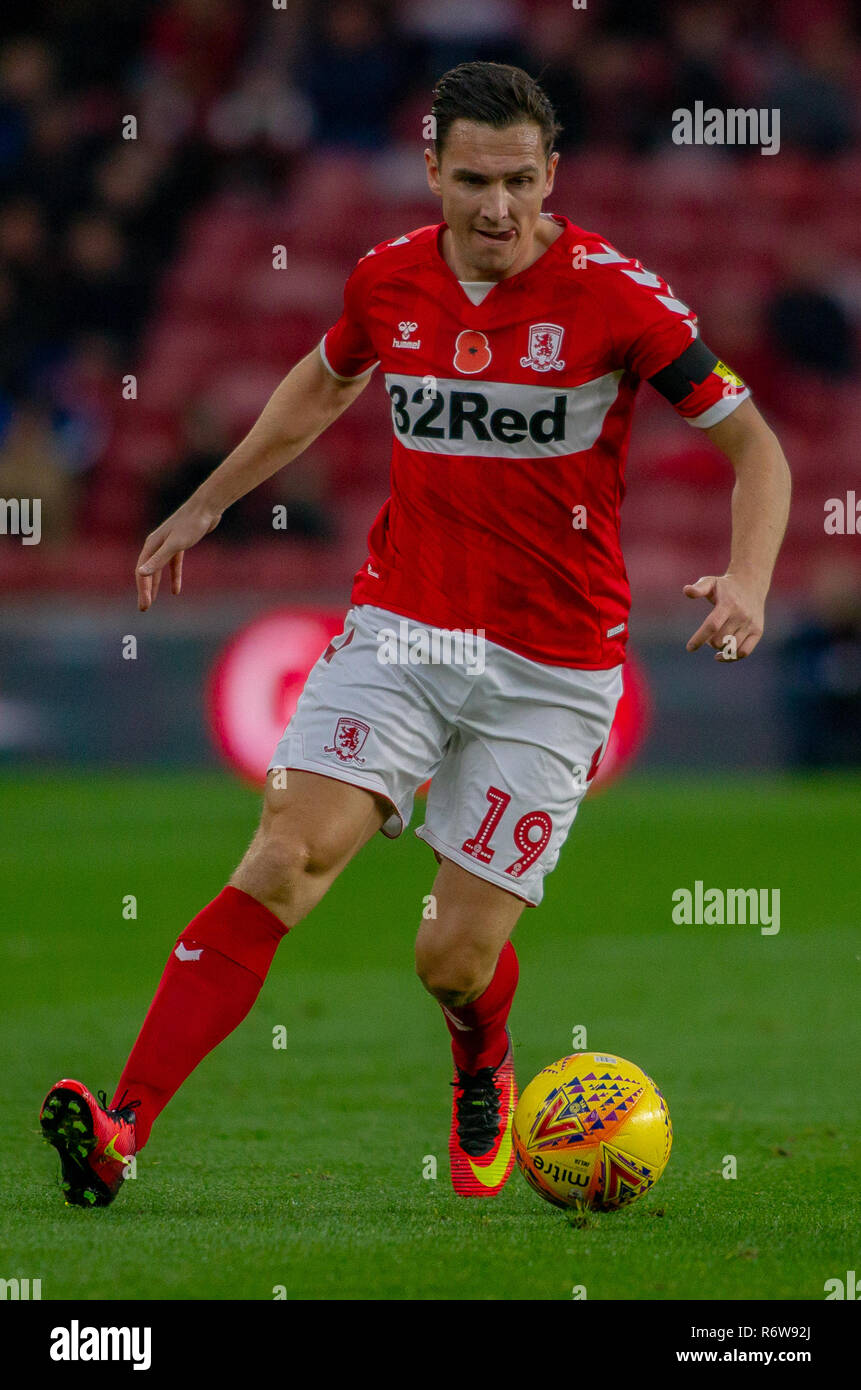 19. November 2018, Riverside Stadium, Middlesbrough, England; EFL-Meisterschaft, Middlesbrough v Wigan Athletic: Stewart Downing (19) von Middlesbrough mit der Kugel Credit: Craig Milner/News Bilder der Englischen Football League Bilder unterliegen DataCo Lizenz Stockfoto