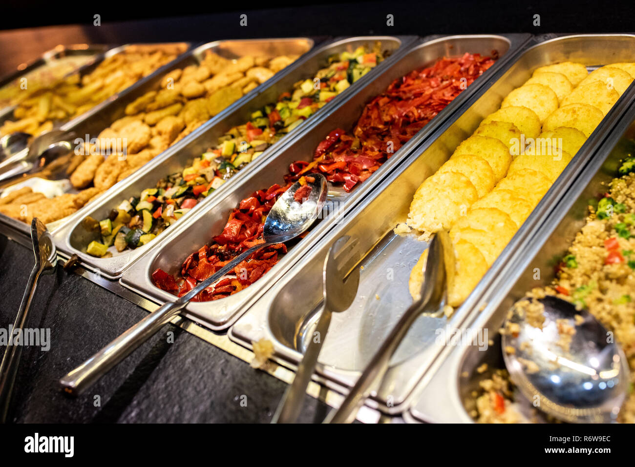 Tabletts mit Essen für Self-Service-Buffet im Restaurant. Stockfoto