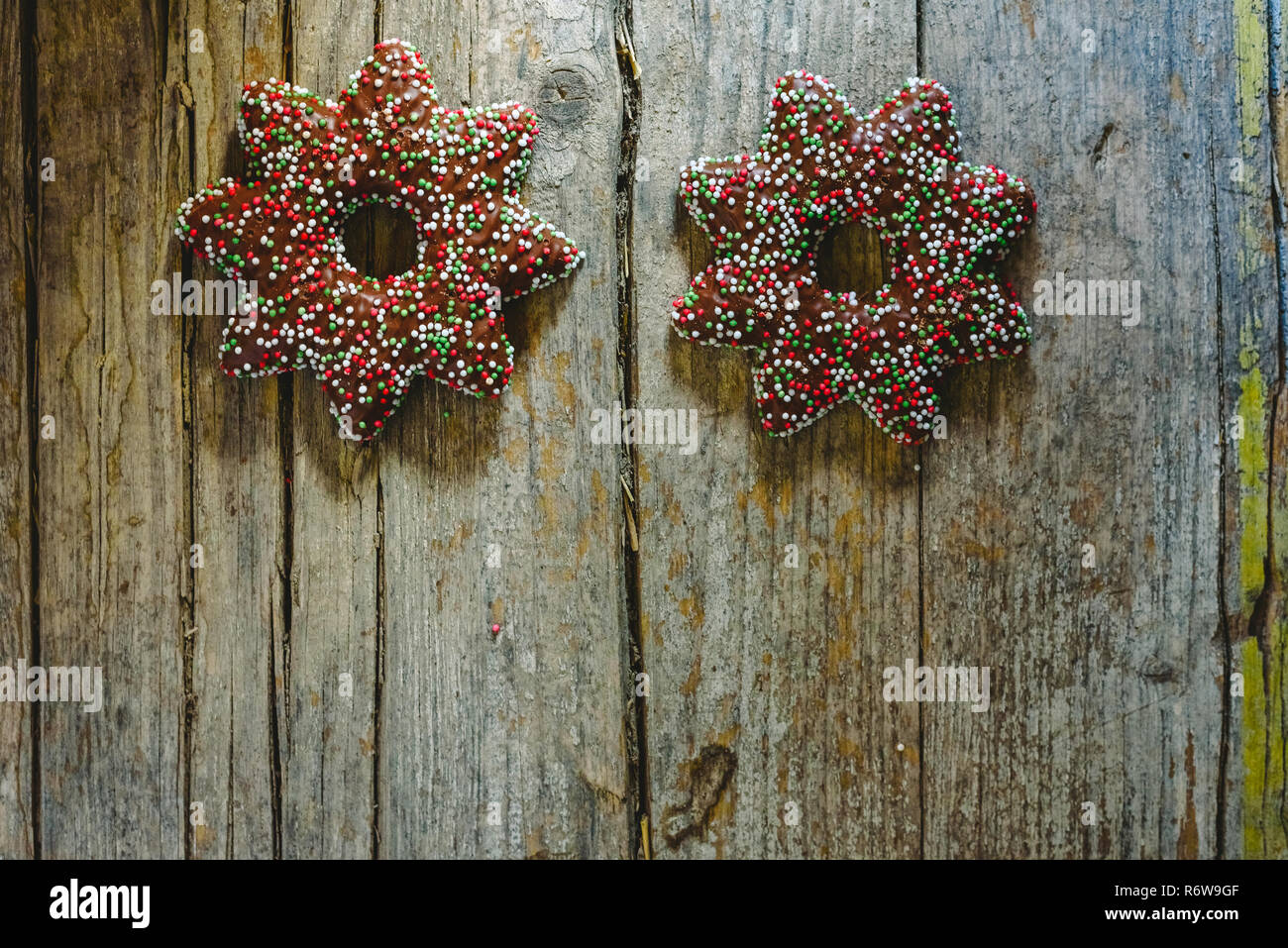 Paar Cookies in Schokolade getauchten und Toppings in der Form eines Christmas Star. Stockfoto