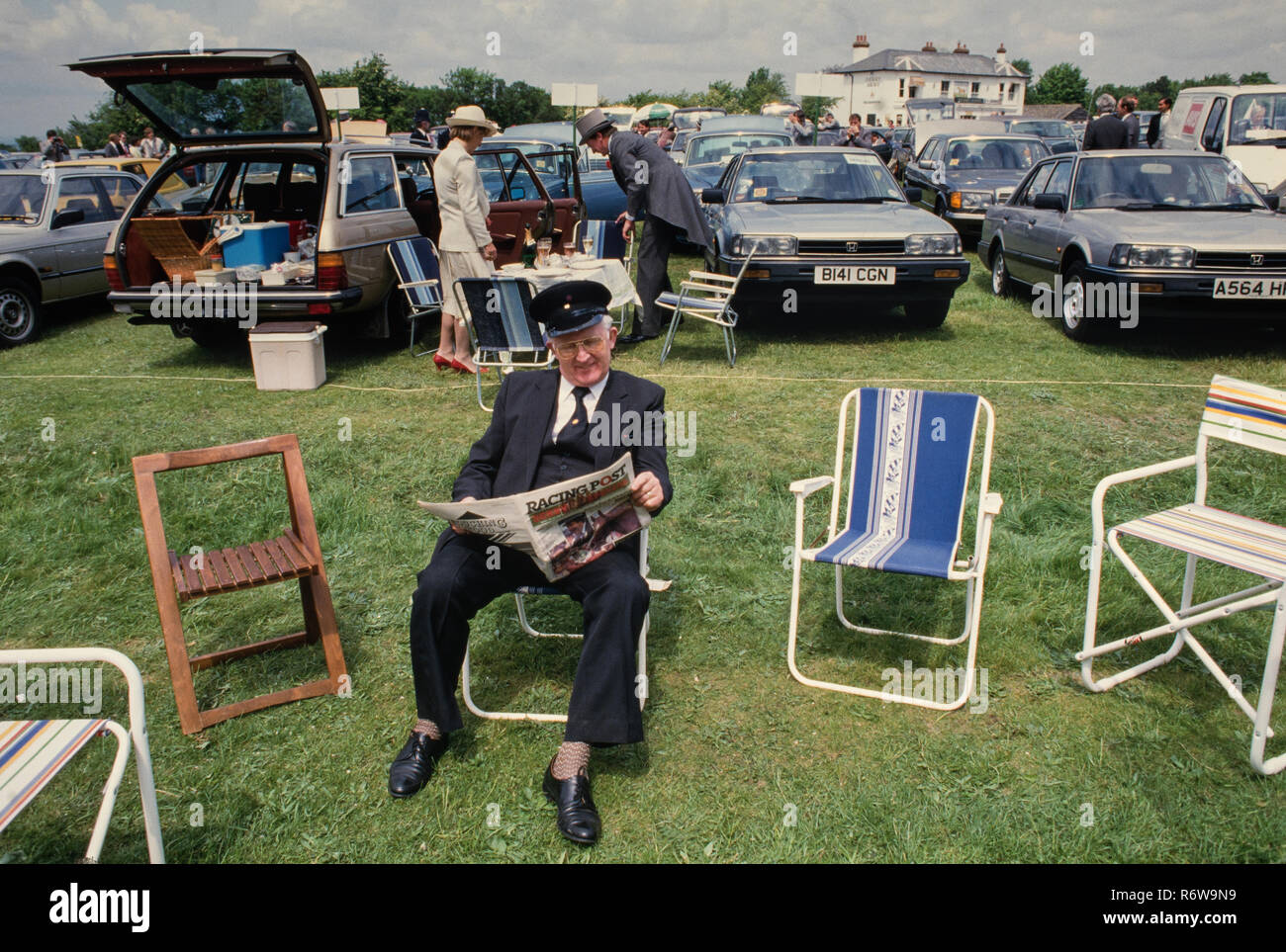 Das Derby Pferderennen auf Epsom Downs, England. 1986, gescannte 2018 Die 1986 Epsom Derby war ein Pferd Rennen, in Epsom Downs am Mittwoch, dem 4. Juni 1986 stattfand. Es war die 207. Läuft der Derby, und es wurde von Shahrastani gewonnen. Der Sieger wurde von Walter Swinburn geritten und von Michael Stoute ausgebildet. Derby Tag von der britischen königlichen Familie und Mitglieder der Öffentlichkeit, die ein schönes Picknick genossen besucht. Stockfoto